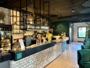 Theke im Café Rösternest in Illertissen im modernen, industriellen Loftstil.
