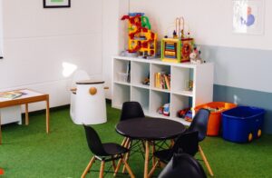 Spielzimmer im Café Rösternest in Illertissen mit Kindersitzgruppe, Spielzeugregal und Spielkisten