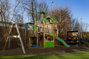 Außenspielplatz im Café Rösternest in Illertissenmit Spielhaus, Rutsche, Schaukel und Sandkiste