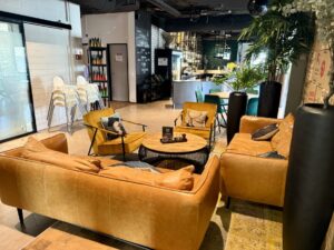 Sitzlounge mit gemütlichen Sofas in senfgelb im Café Rösternest in Illertissen