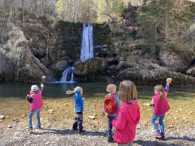Kinder spielen am Wasserfall im Steigbachtobel und wandern zum Rasthaus am Mittag in Immenstadt