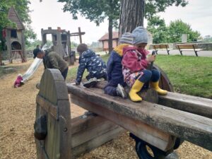 Kinder wippen auf einer Kanone am Spielplatz auf der Burghalde in Kempten