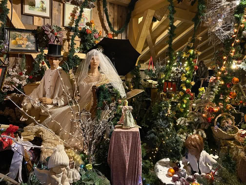 Im Inneren des Kutschenmuseums in Bad Hindelang sitzen Schaufensterpuppen als Brautpaar gekleidet in alten Kutschen