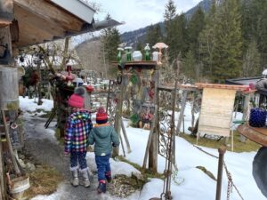 Kinder gehen am Sammelsurium im Kutschenmuseum in Bad Hindelang vorbei