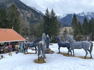 lebensgroße Pferdestatuen beim Kutschenmuseum in Bad Hindelang