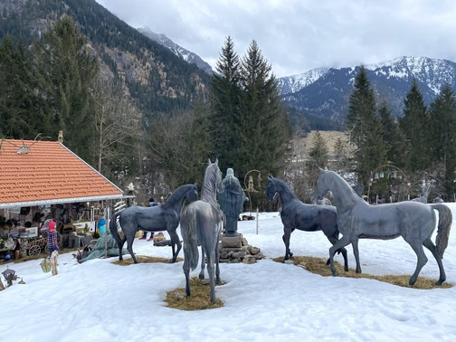 lebensgroße Pferdestatuen beim Kutschenmuseum in Bad Hindelang