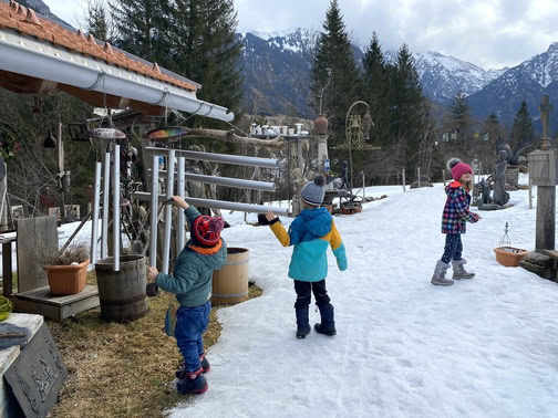 Kinder spielen mit Klangspiel am Kutschenmuseum in Bad Hindelang