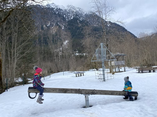 Wippe auf dem Spielplatz in Hinterstein beim Kutschenmuseum in Bad Hindelang