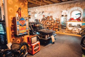 Auto im Automuseum Allgäu mit verschiedenen Gegenständen aus den 60er,70er und 80er Jahren