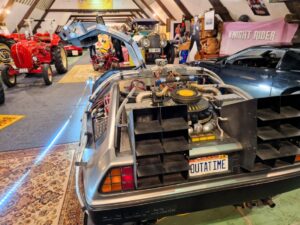 Verschiedene alte Fahrzeuge und Traktoren im Automuseum Wolfegg