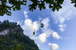 Man sieht die Karrenseilbahn vor blauem Himmel
