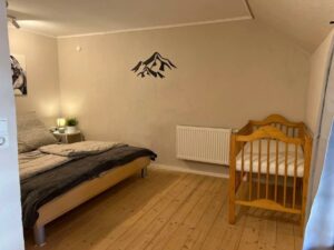 Schlafzimmer im Ferienhaus beim Patzelt mit Doppelbett und Babybett