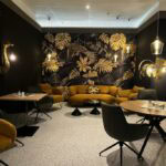 Café und Lounge im modernen Dschungel-Stil mit Sofas und Sesseln in der MöbelCentrale Schongau
