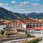 Familotel Kaiserhof in Berwang in Tirol vor der schönen Bergkulisse.
