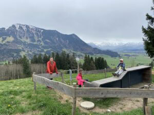 Auf dem Weg zur Gebhartshöhe und der Alpe Stockach bei Rettenberg mit Bierflasche als Sitzbank