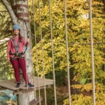 Frau klettert auf dem Kletterwald Grüntensee zwischen Oy, Wertach und Nesselwang