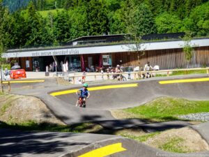 Ein Mann fährt mit dem Fahrrad auf einer Rampe im Nordic Park Oberstdorf.