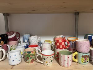 bunt bemalte Tassen im Paint your Style in Leutkirch
