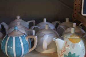 Bunt bemalte Teekannen im Paint your Style in Leutkirch