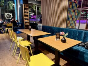 zwei gedeckte Tische in der Hamburgerei Kempten