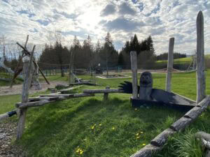 Spielplatz im Allgäu mit Holzspielgeräten und Naturumgebung.